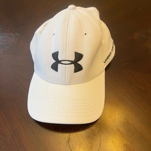 Under Armour Men’s White with Black Logo HeatGear Fitted Hat